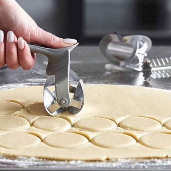 Pampered Chef•NIB•Rolling Cookie Cutter w/ (3) Changeable Stainless-Steel Heads - Picture 7 of 16